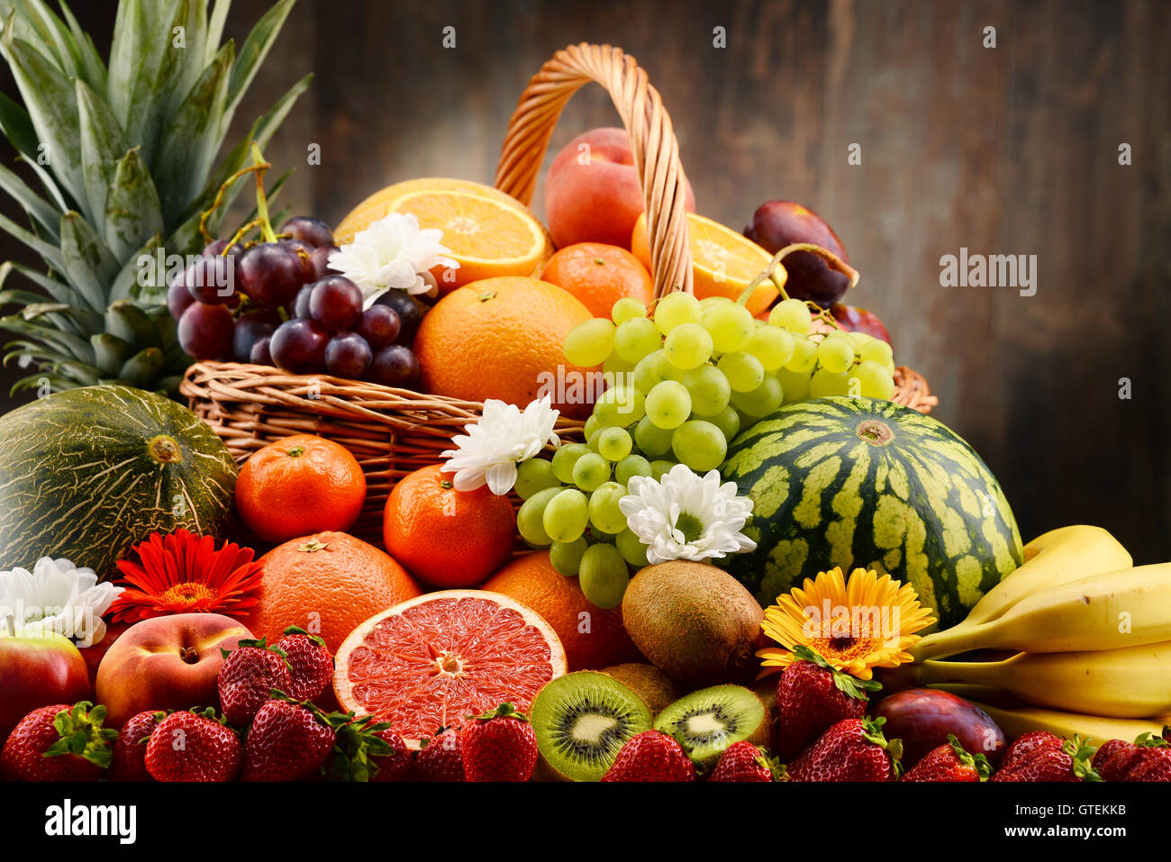 Komposition mit verschiedenen Früchten. Ausgewogene Ernährung Stockfoto