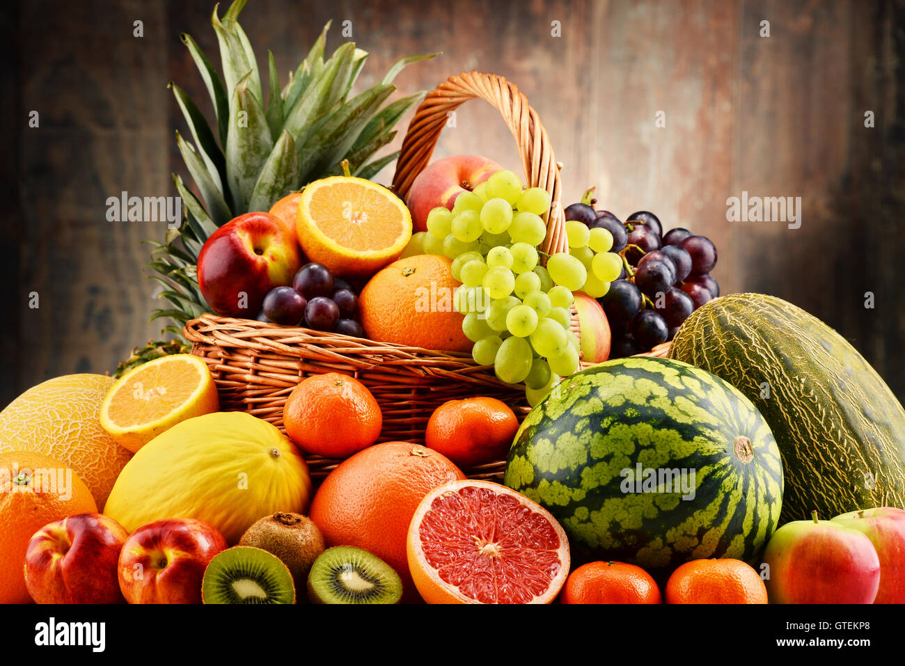 Komposition mit verschiedenen Früchten. Ausgewogene Ernährung Stockfoto