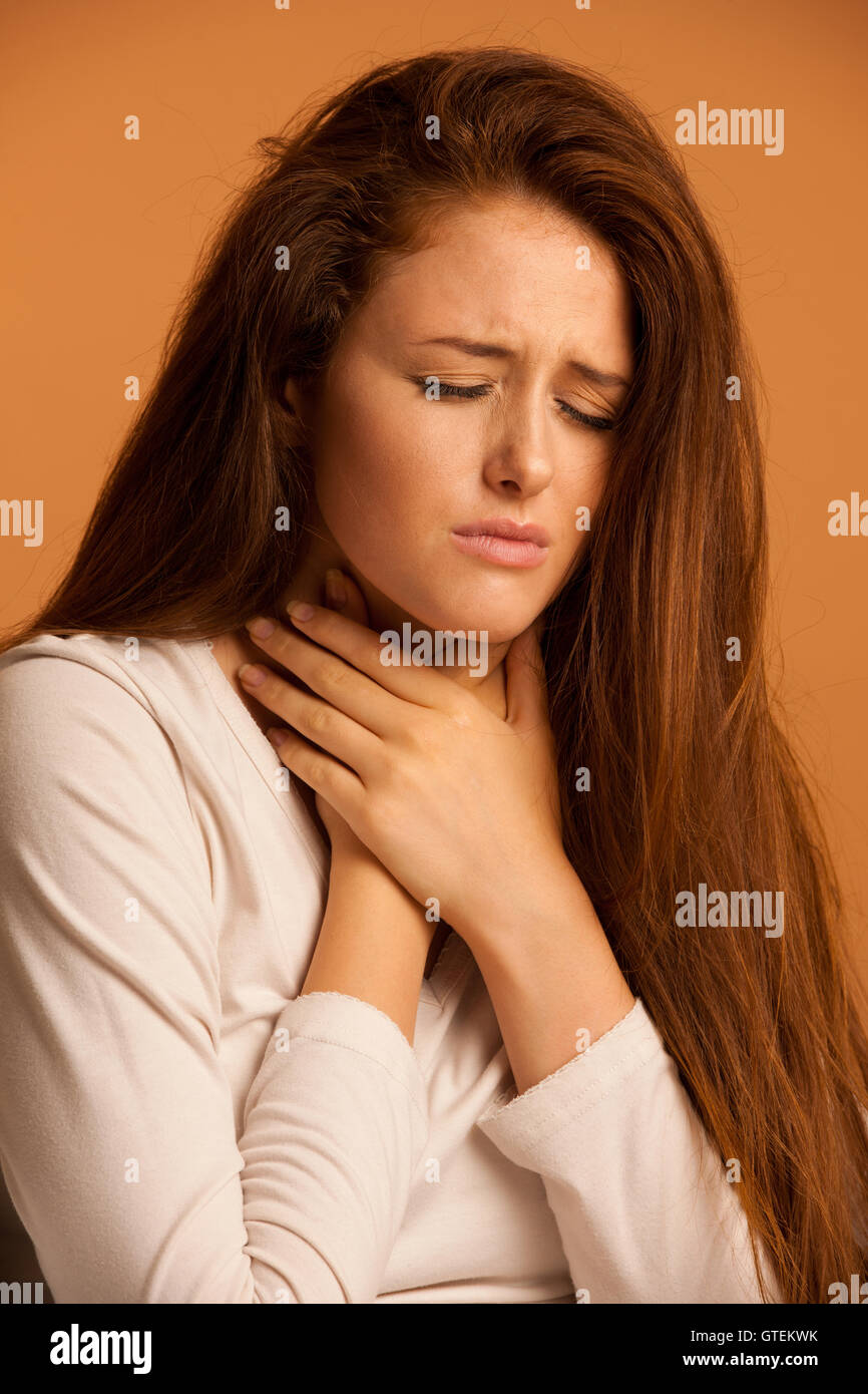 Erkrankungen Grippe Halsschmerzen Frau im Bett ruhen Stockfoto
