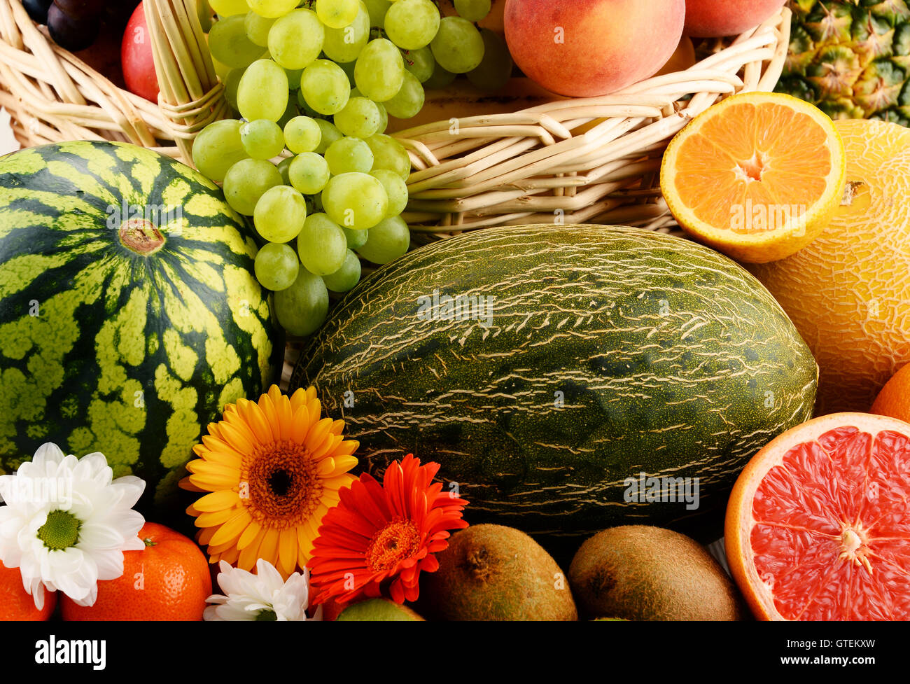 Komposition mit verschiedenen Früchten. Ausgewogene Ernährung Stockfoto