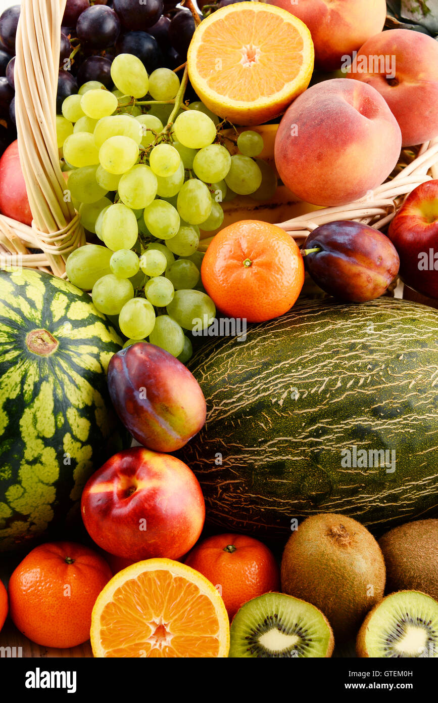 Komposition mit verschiedenen Früchten. Ausgewogene Ernährung Stockfoto