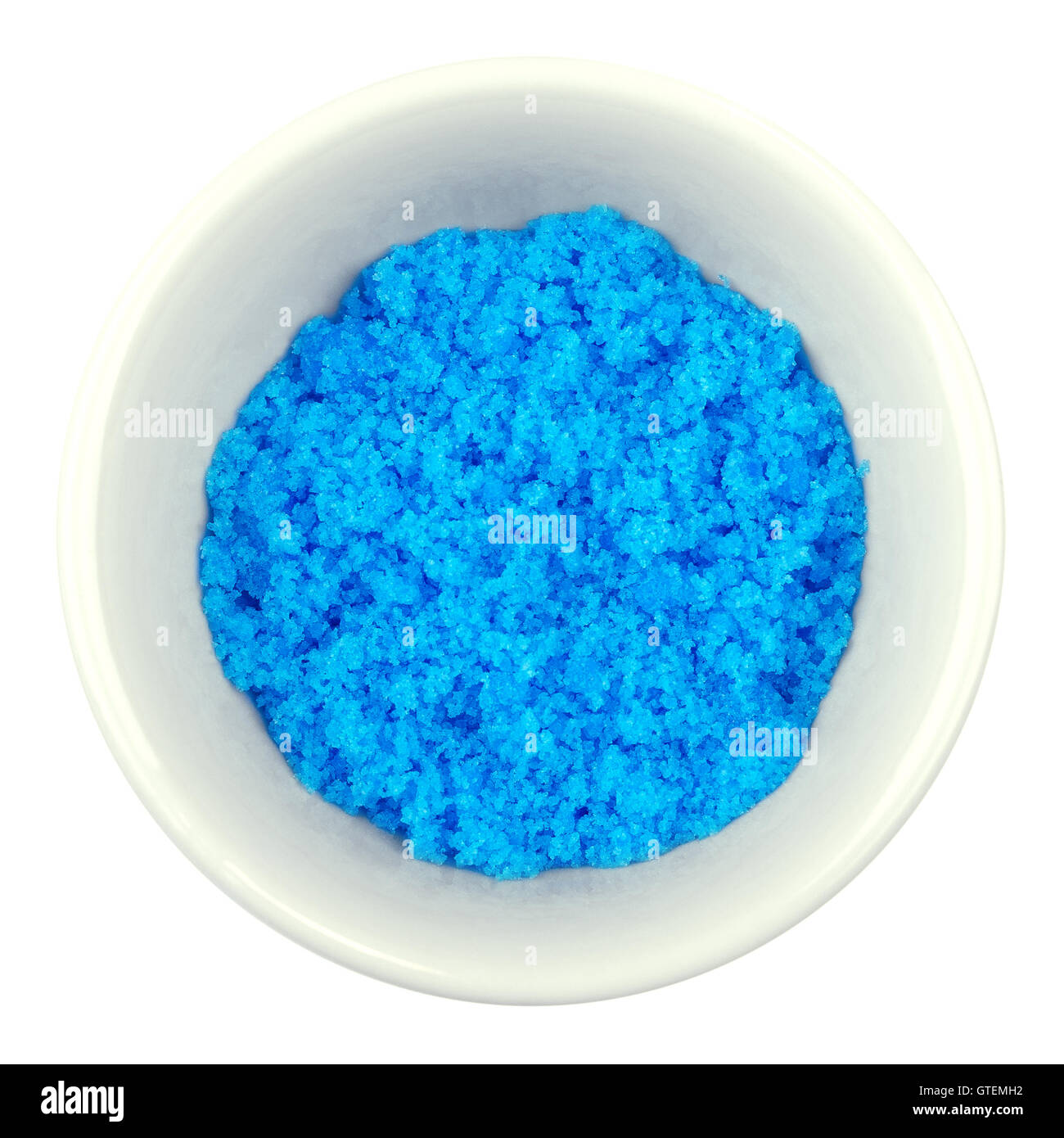 Kupfer Sulfat in Porzellanschüssel über weiß. Hellen blauen Kupfersulfat CuSO4, auch Blue Vitriol oder Blaustein. Stockfoto