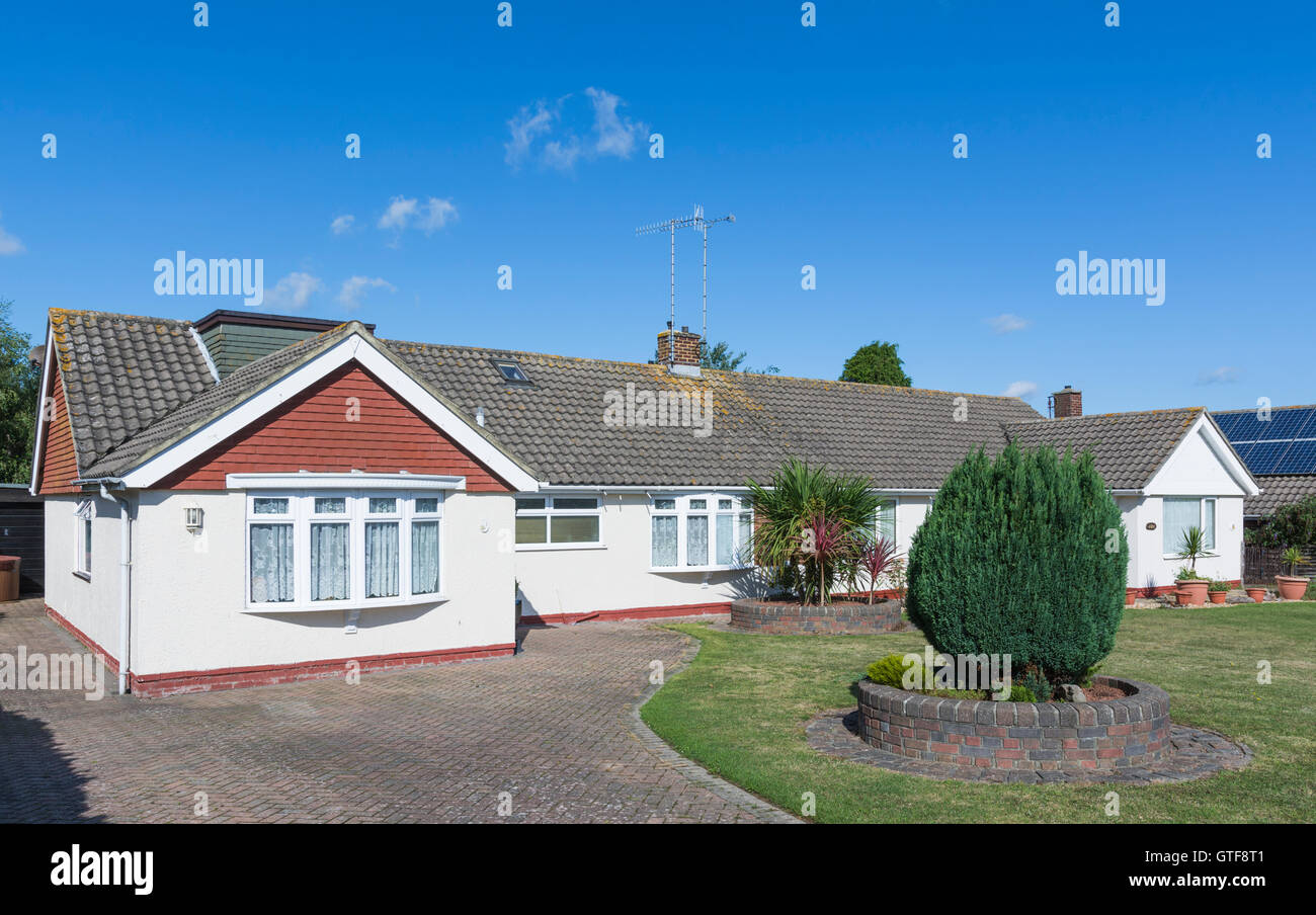 Kleine freistehende Bungalow mit einem schrägen gefliest Dach im Vereinigten Königreich. Stockfoto