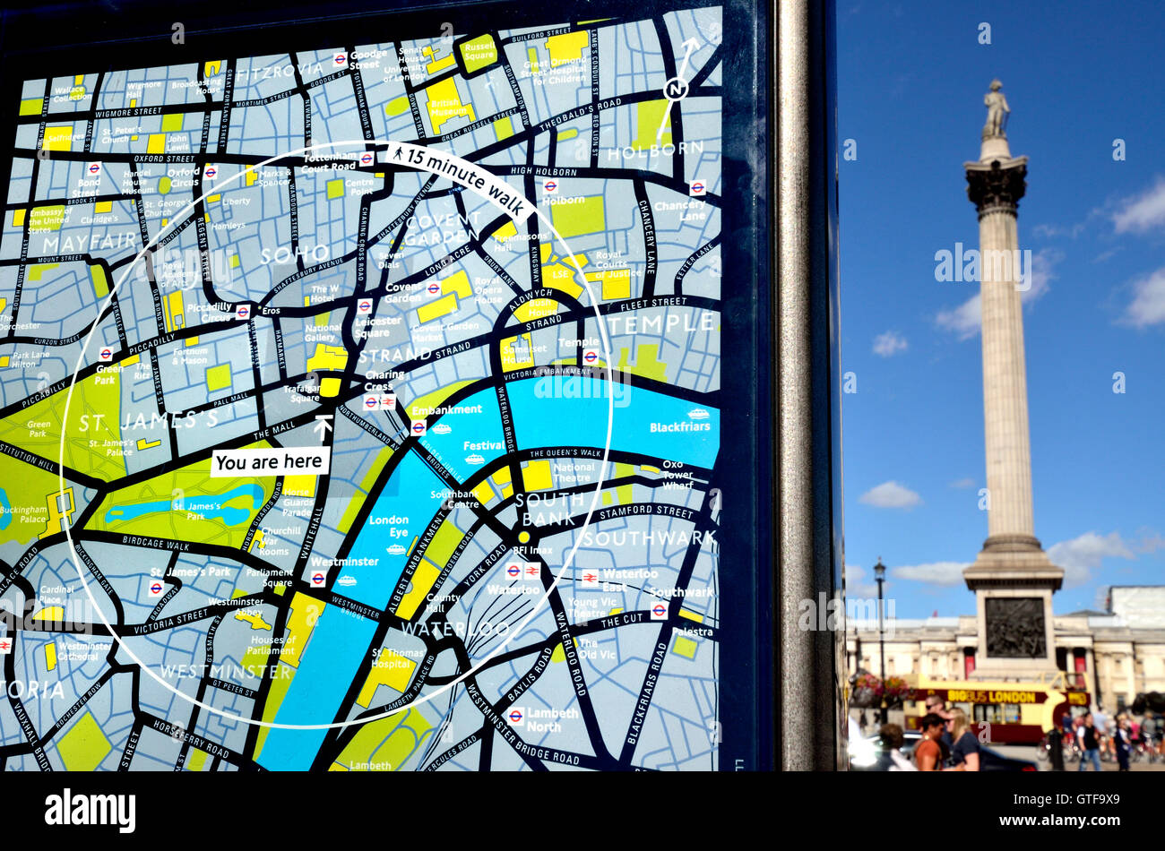 London, England, Großbritannien. 'You are here' Touristenkarte in Whitehall, Blick Richtung Nelsons-Säule Stockfoto