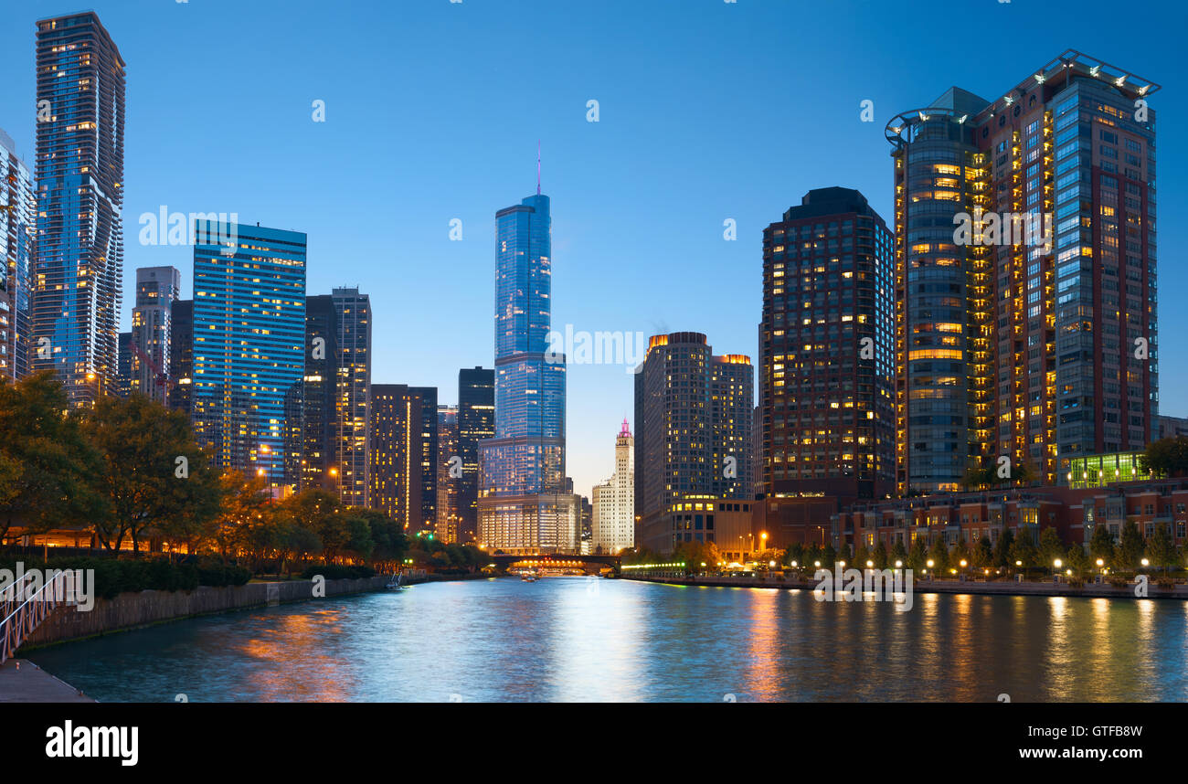 Chicago am Flussufer. Bild der Innenstadt von Chicago in der Dämmerung. Stockfoto