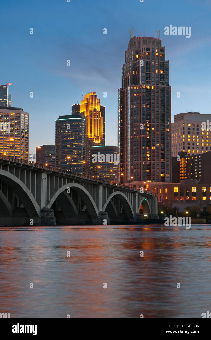 Minneapolis. Bild von Minneapolis downtown in der Dämmerung. Stockfoto