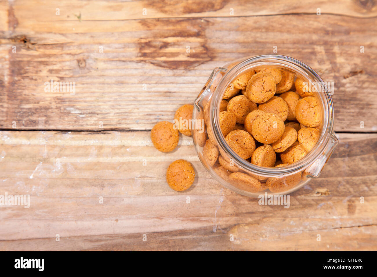 Traditionellen niederländischen Süßigkeiten Pepernoot in Glas auf hölzernen Hintergrund Stockfoto