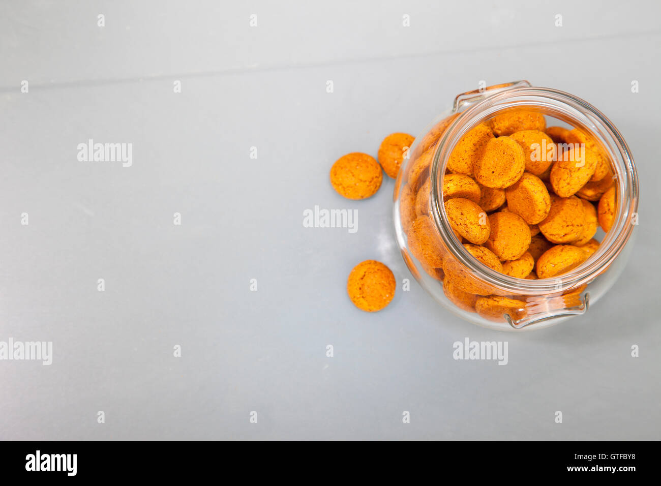 Traditionellen niederländischen Süßigkeiten Pepernoot in Glas auf grauem Hintergrund Stockfoto