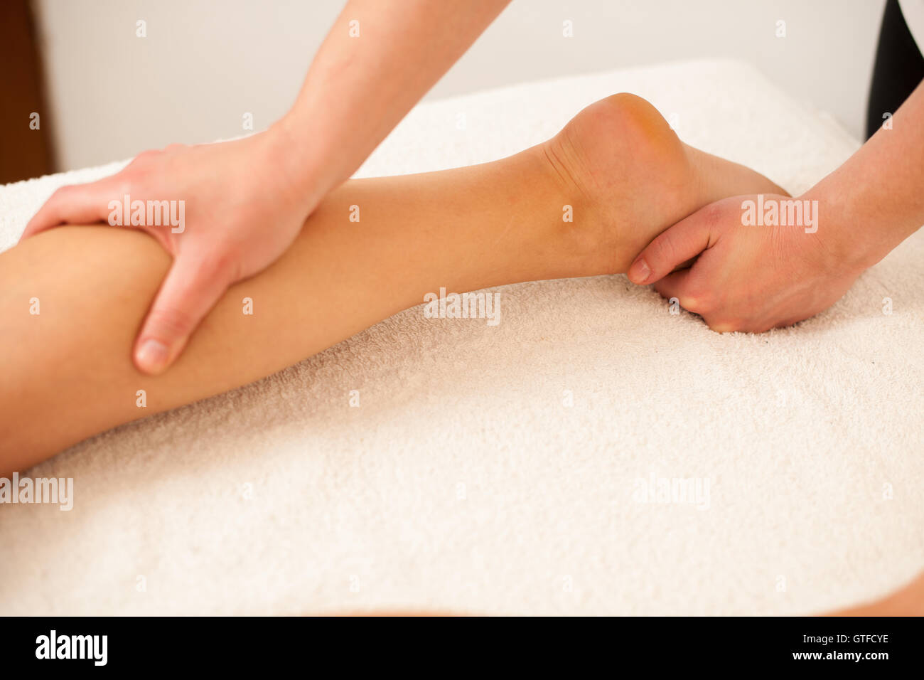 Zentrieren Sie Therapeuten massieren ein Bein in ein Wellness - Spa Stockfoto