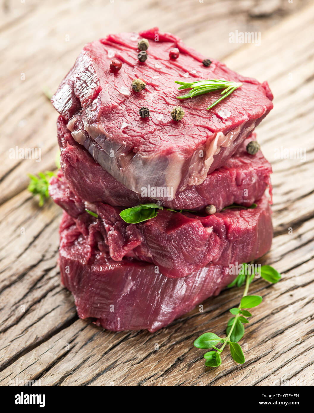 Stücke von Rinderfilet auf dem Holzbrett. Stockfoto