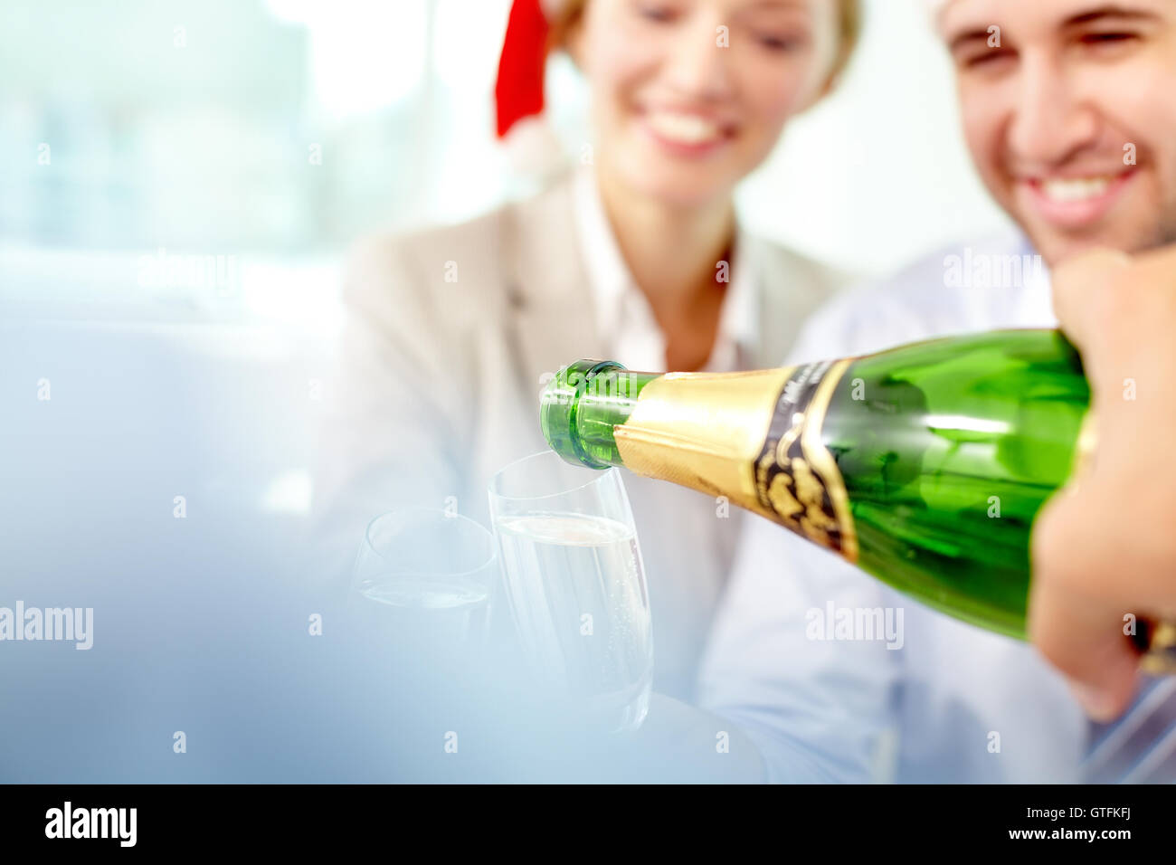 Champagner in Strömen Stockfoto