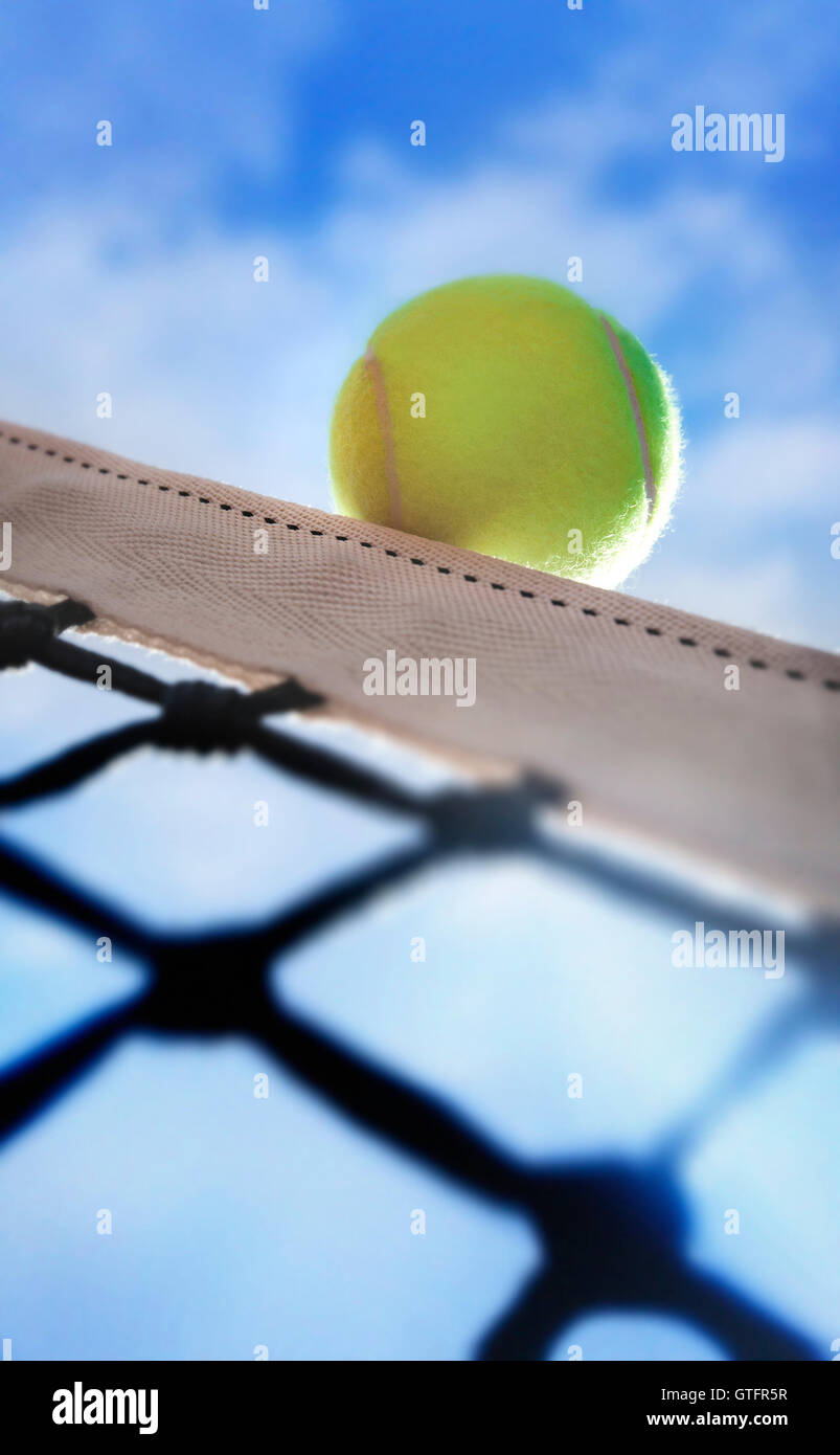 Tennisball am Net┬┤s Rand Stockfoto
