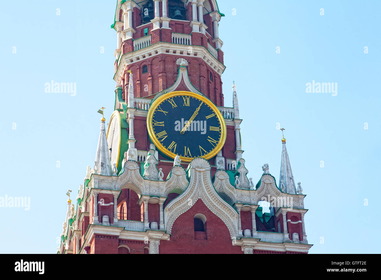 Schlagende Uhr auf dem Spasski Turm im Moskauer Kreml Stockfoto
