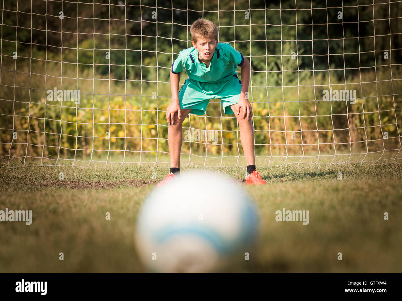 kleines Fußball-Torwart im Tor Stockfoto