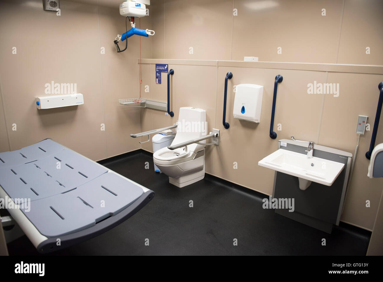 Behindertentoilette und Wickelraum Einrichtungen in einer öffentlichen Toilette. Stockfoto