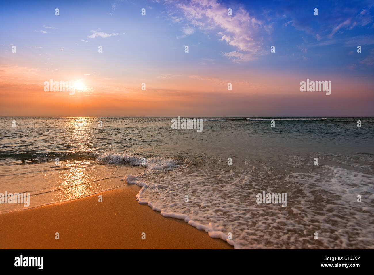 Brillante Ozean Strand Sonnenaufgang. Stockfoto