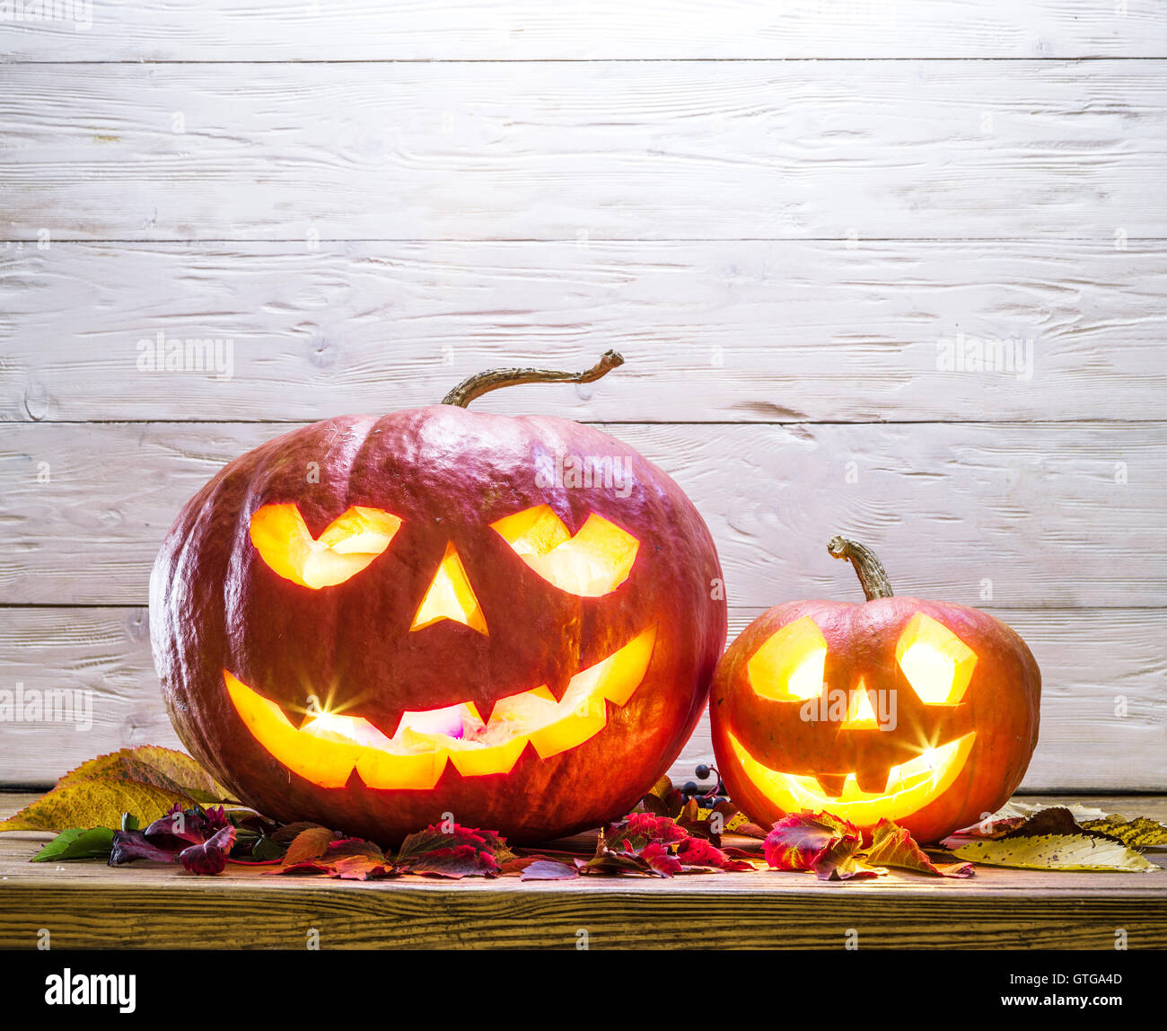 Grinsende Kürbis Laterne oder Laterne ist eines der Wahrzeichen von Halloween. Halloween-Attribut. Hölzerne Hintergrund. Stockfoto