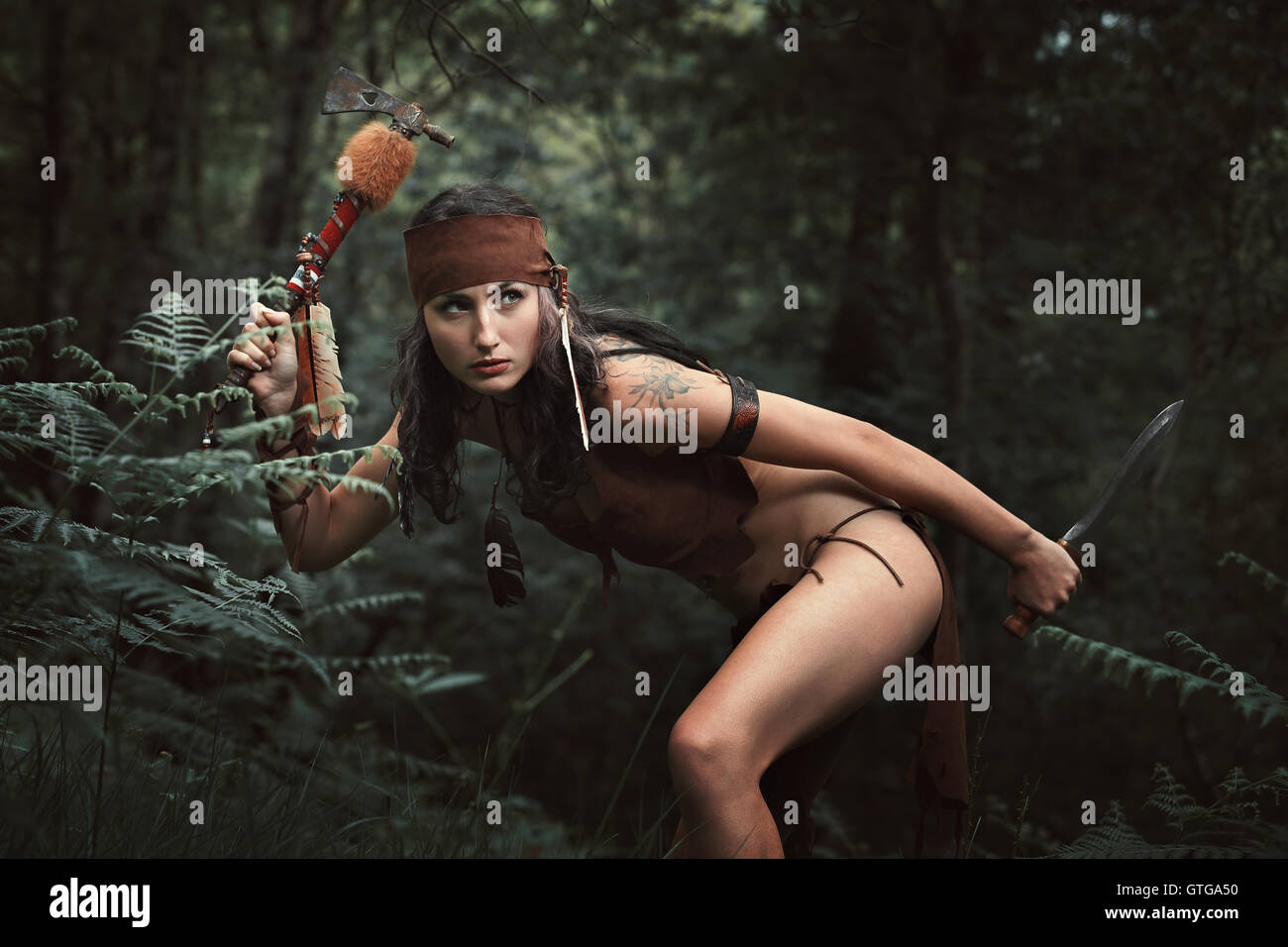 Indische Kriegerin Jagd in den Wald. Tomahawk-Waffe Stockfoto