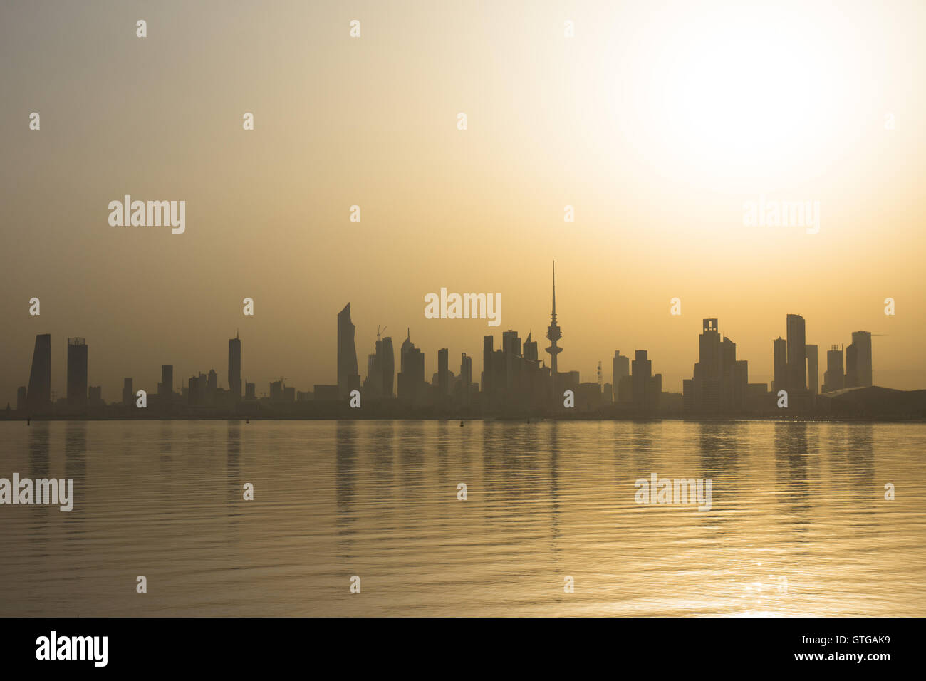 Sonnenaufgang über Kuwait Stadt an einem heißen Augusttag. Stockfoto