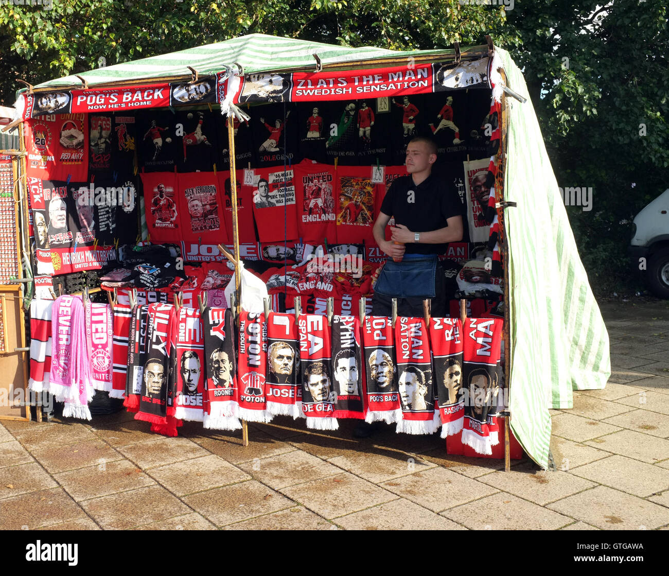 Manchester United Erinnerungsstücke und Waren zum Verkauf auf einem Stall außerhalb von Old Trafford. Stockfoto