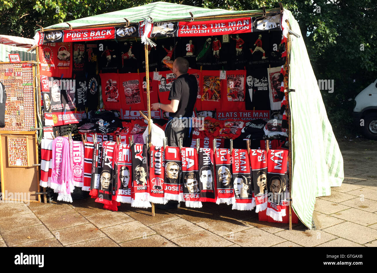 Manchester United Erinnerungsstücke und Waren zum Verkauf auf einem Stall außerhalb von Old Trafford. Stockfoto