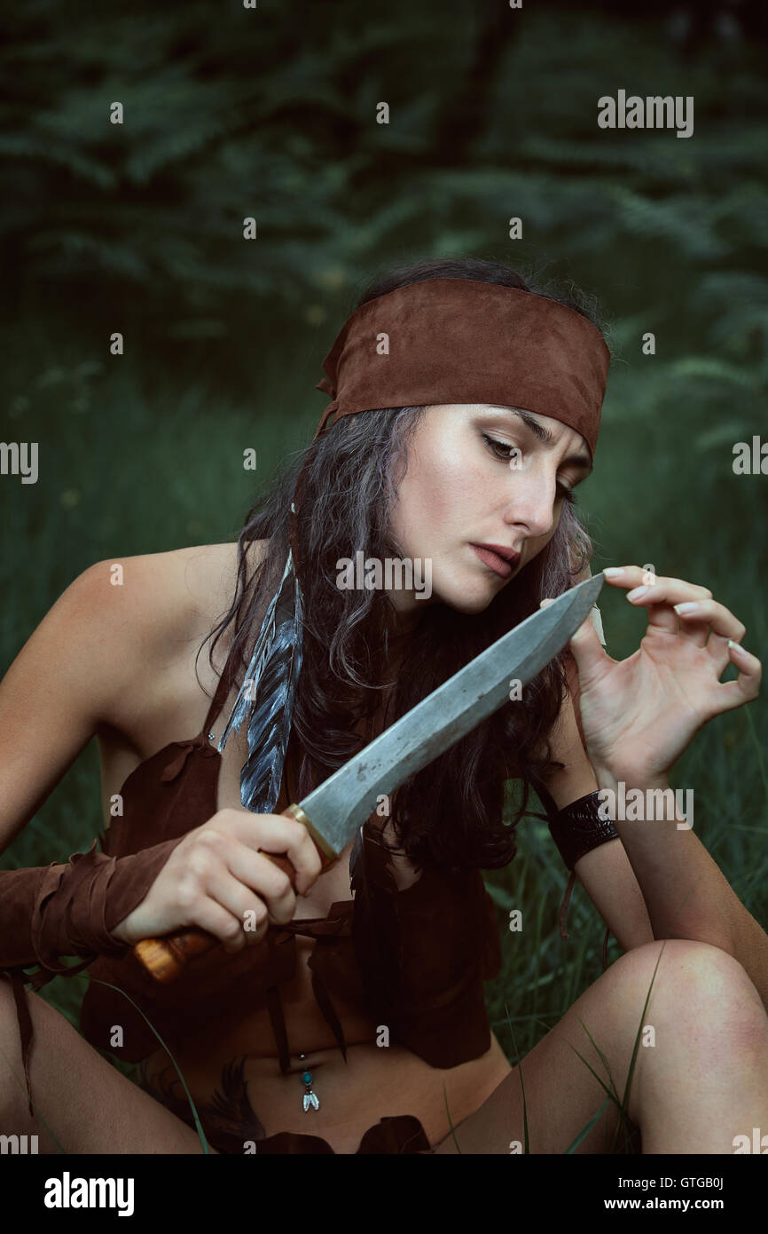 Wilde einheimische Krieger mit tödlichen Messer. Outdoor portrait Stockfoto