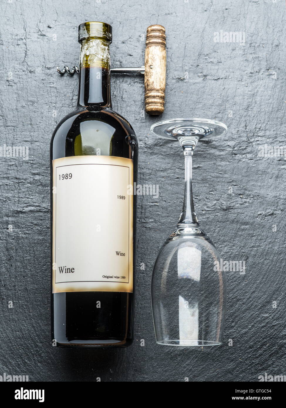 Weinflasche, Weinglas und Korkenzieher auf dem Graphit-Brett. Stockfoto
