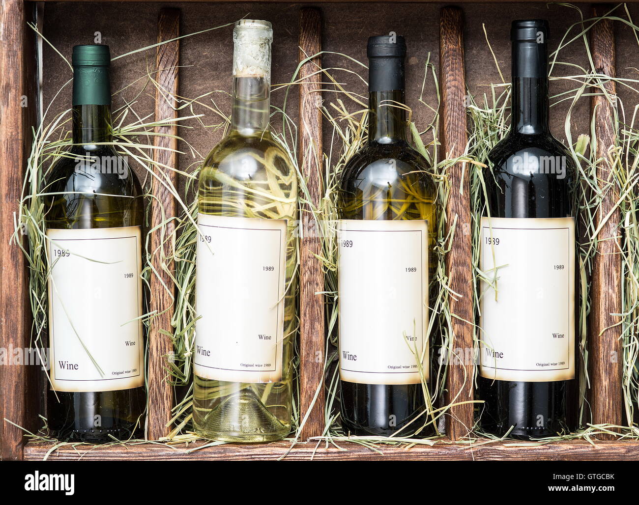 Weinflaschen auf dem Holzregal. Stockfoto