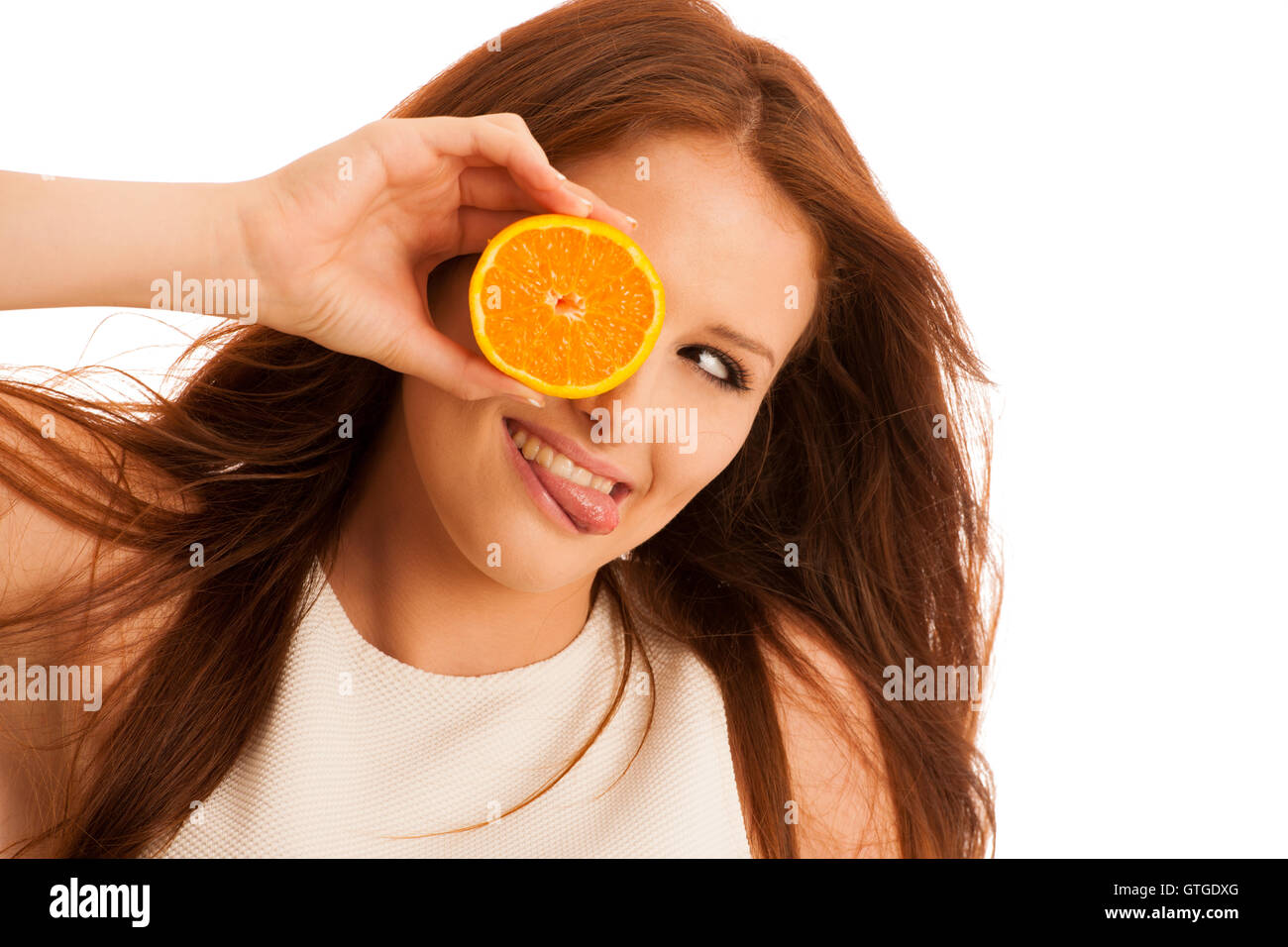 c-Vitamin Frau - Mädchen mit Orangenfrucht vor ihr Gesicht Stockfoto