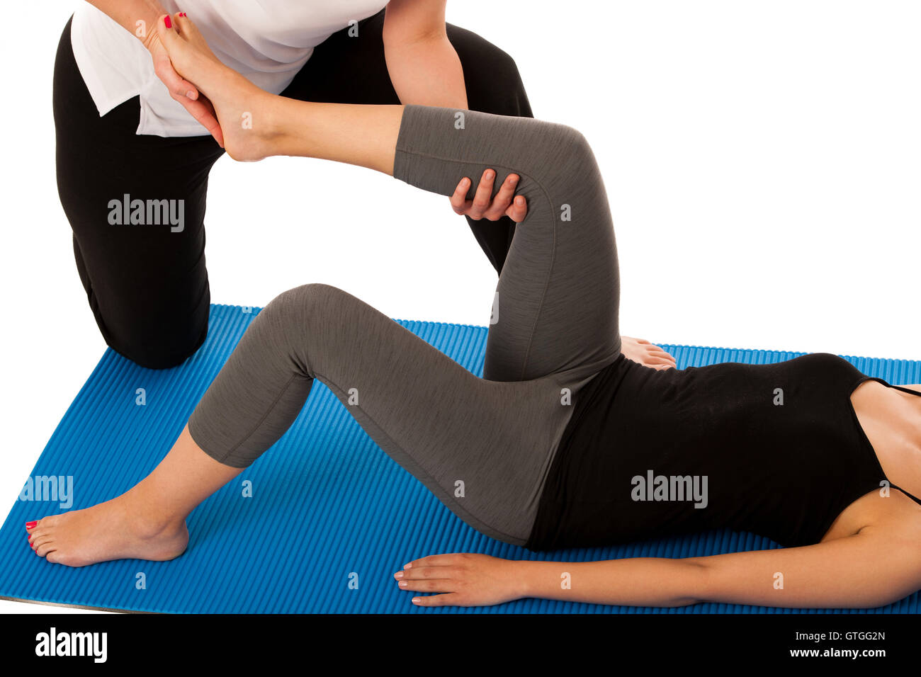 Physiotherapie - Therapeuten tun Bein stretching-Übungen mit dem Patienten für die Wiederherstellung nach Verletzungen, isoliert Stockfoto