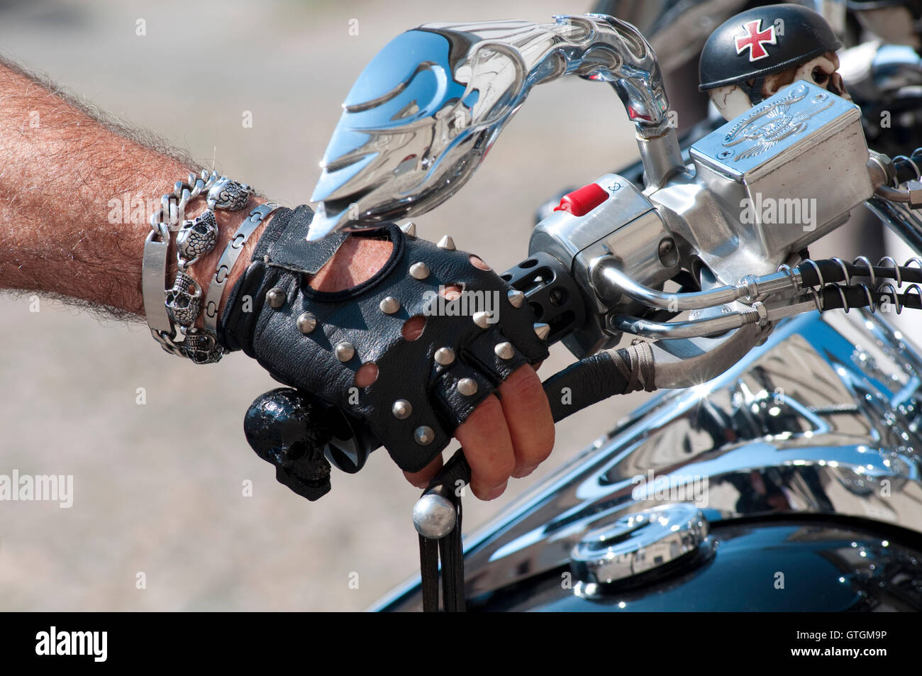 Motorradfahrer mit Lenker halten Lederhandschuhe Stockfoto