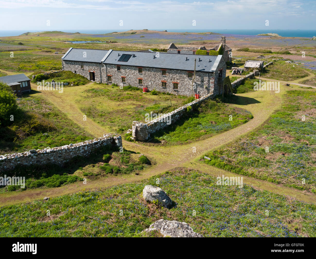 "Das alte Bauernhaus" auf Skomer Island vor der Küste von Pembrokeshire in Wales SW. Jetzt ein Besucherzentrum & Übernachtung Stockfoto