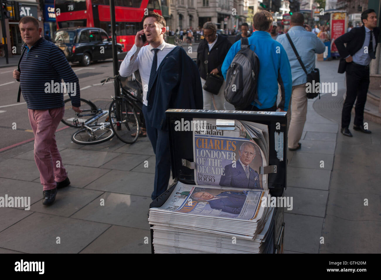 Eine Schlagzeile mit einem Porträt von Prinz Charles, der Londoner des Jahrzehnts nach der Evening Standard, in der City of London, England UK. Stockfoto