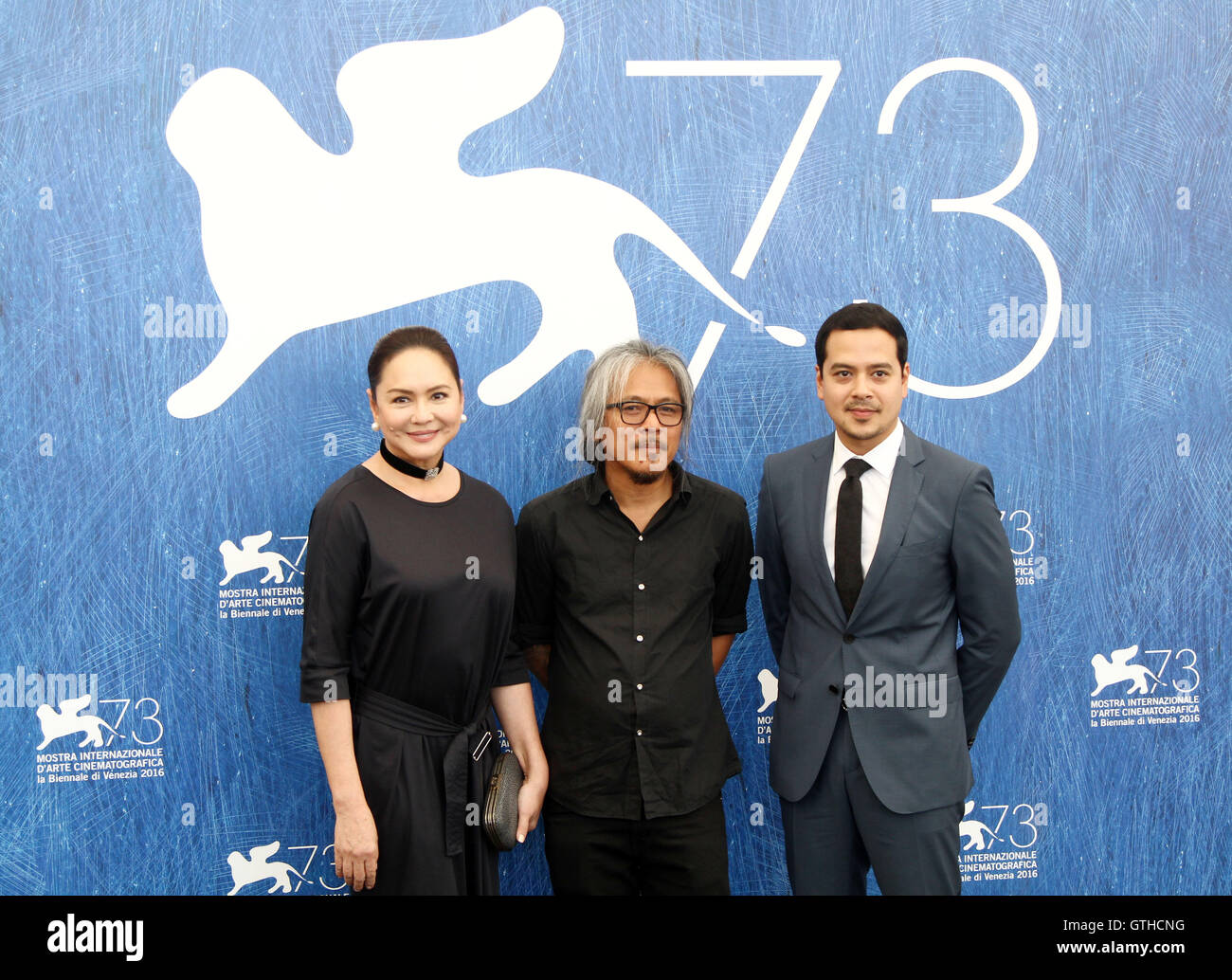 Venedig, Italien. 09. Sep, 2016. Besucht Schauspielerin Charo Santos-Concio (L) und Schauspieler John Lloyd Cruz (R) mit Regisseur Lav Diaz (C) "Ang Babaeng Humayo (die Frau, die verlassen)" Fototermin während des 73. Venedig Film-Festival. Bildnachweis: Andrea Spinelli/Pacific Press/Alamy Live-Nachrichten Stockfoto