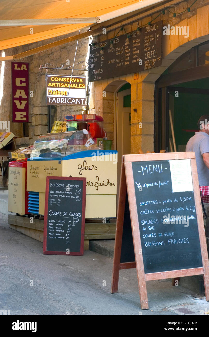 Gletscher-Restaurant im Dorf Domme in stammt aus dem Mittelalter im französischen Département Dordogne Perigord Stockfoto