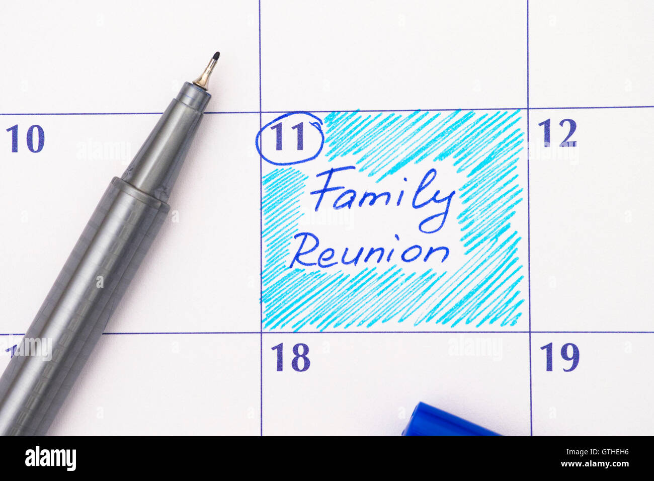 Erinnerung-Familientreffen im Kalender mit blauen Stift. Stockfoto