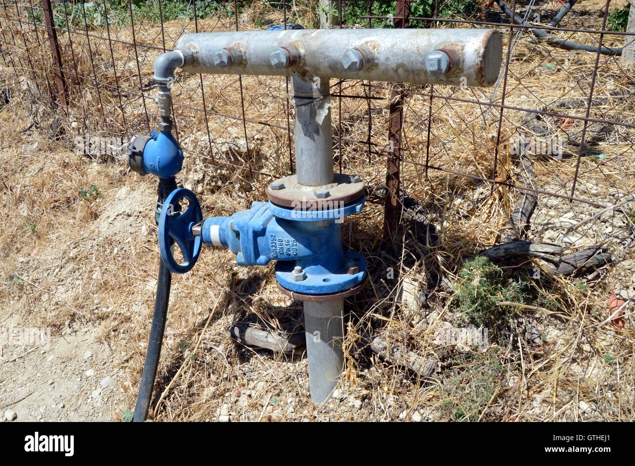 Eine Verknüpfung von Wasser für die Bewässerung der Kulturen. Stockfoto