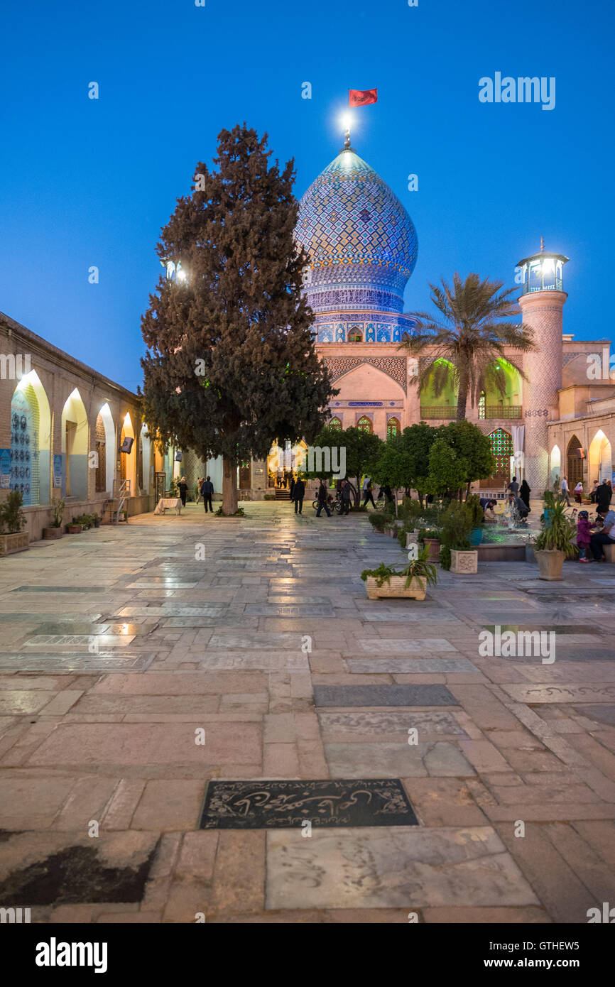 Dies ist das Grab von Emir Ali, ein Neffe von Shah Cheragh, die auch hier starben während En route nach Chorasan, Imam Reza zu helfen. Die bestehenden Schrein entstand im 19. Jahrhundert nach Erdbeben frühere Inkarnationen zerstörten und hat separate Bereiche für Männer und Frauen. Zu den Highlights gehören die auffällige bauchige Shirazi Kuppel, blendende venezianischen Spiegelarbeit, Buntglasfenster und eine komplizierte, alte Holztür. Interessant sind auch die Grabsteine rund um den Hof, für den Familien der Verstorbenen ein kleines Vermögen bezahlt. Stockfoto