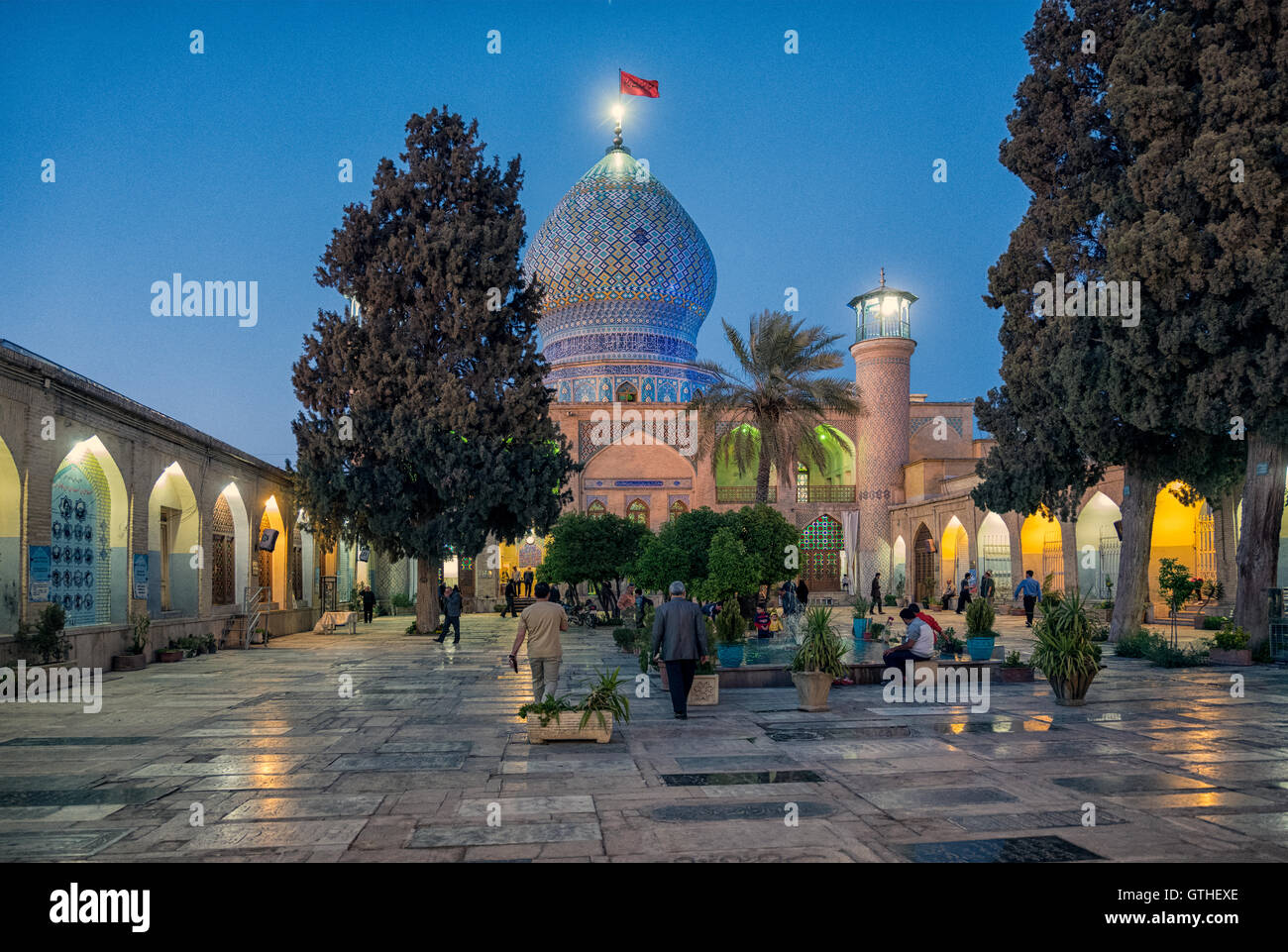 Dies ist das Grab von Emir Ali, ein Neffe von Shah Cheragh, die auch hier starben während En route nach Chorasan, Imam Reza zu helfen. Die bestehenden Schrein entstand im 19. Jahrhundert nach Erdbeben frühere Inkarnationen zerstörten und hat separate Bereiche für Männer und Frauen. Zu den Highlights gehören die auffällige bauchige Shirazi Kuppel, blendende venezianischen Spiegelarbeit, Buntglasfenster und eine komplizierte, alte Holztür. Interessant sind auch die Grabsteine rund um den Hof, für den Familien der Verstorbenen ein kleines Vermögen bezahlt. Stockfoto