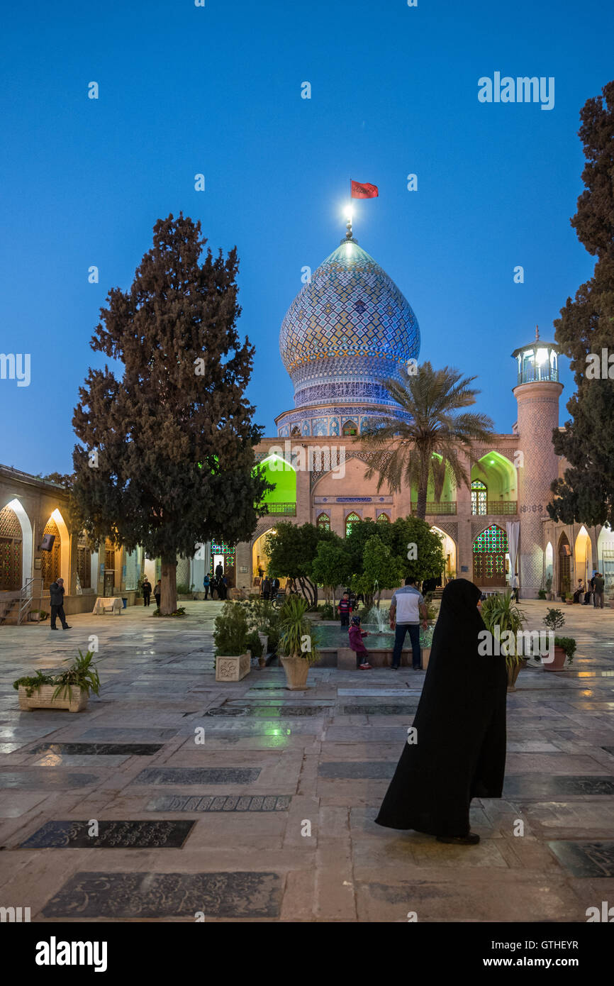 Dies ist das Grab von Emir Ali, ein Neffe von Shah Cheragh, die auch hier starben während En route nach Chorasan, Imam Reza zu helfen. Die bestehenden Schrein entstand im 19. Jahrhundert nach Erdbeben frühere Inkarnationen zerstörten und hat separate Bereiche für Männer und Frauen. Zu den Highlights gehören die auffällige bauchige Shirazi Kuppel, blendende venezianischen Spiegelarbeit, Buntglasfenster und eine komplizierte, alte Holztür. Interessant sind auch die Grabsteine rund um den Hof, für den Familien der Verstorbenen ein kleines Vermögen bezahlt. Stockfoto