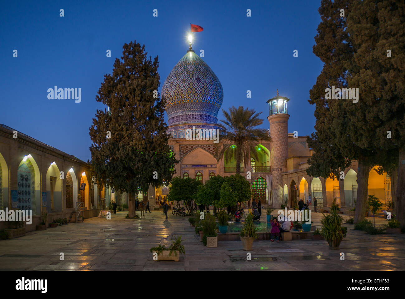 Dies ist das Grab von Emir Ali, ein Neffe von Shah Cheragh, die auch hier starben während En route nach Chorasan, Imam Reza zu helfen. Die bestehenden Schrein entstand im 19. Jahrhundert nach Erdbeben frühere Inkarnationen zerstörten und hat separate Bereiche für Männer und Frauen. Zu den Highlights gehören die auffällige bauchige Shirazi Kuppel, blendende venezianischen Spiegelarbeit, Buntglasfenster und eine komplizierte, alte Holztür. Interessant sind auch die Grabsteine rund um den Hof, für den Familien der Verstorbenen ein kleines Vermögen bezahlt. Stockfoto