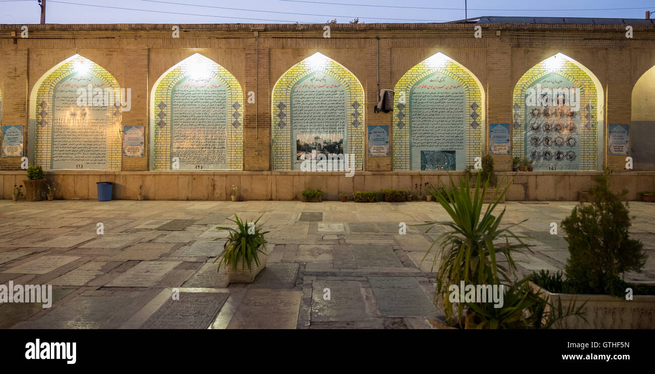 Dies ist das Grab von Emir Ali, ein Neffe von Shah Cheragh, die auch hier starben während En route nach Chorasan, Imam Reza zu helfen. Die bestehenden Schrein entstand im 19. Jahrhundert nach Erdbeben frühere Inkarnationen zerstörten und hat separate Bereiche für Männer und Frauen. Zu den Highlights gehören die auffällige bauchige Shirazi Kuppel, blendende venezianischen Spiegelarbeit, Buntglasfenster und eine komplizierte, alte Holztür. Interessant sind auch die Grabsteine rund um den Hof, für den Familien der Verstorbenen ein kleines Vermögen bezahlt. Stockfoto