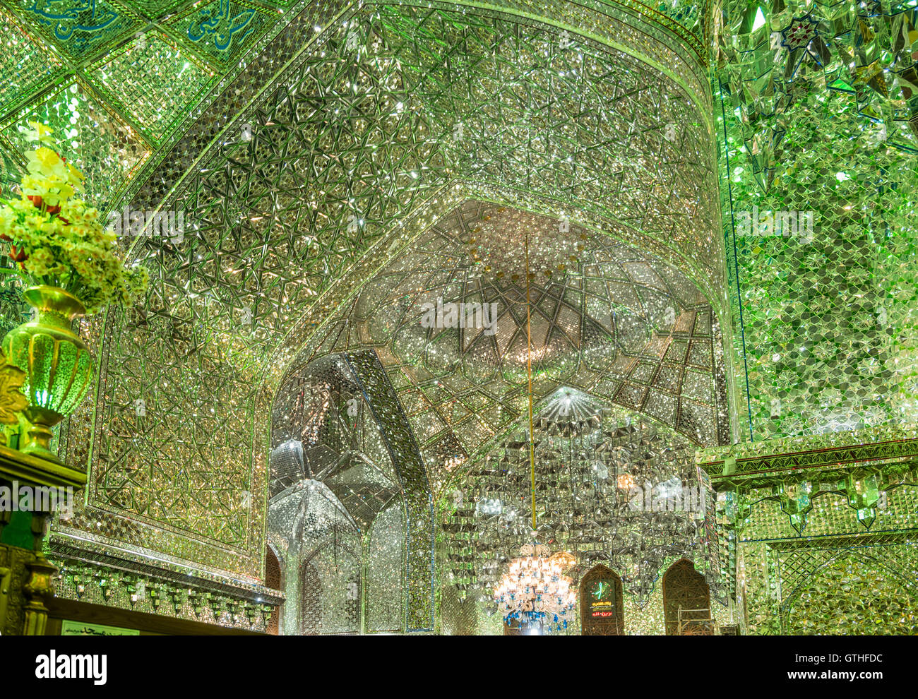 Dies ist das Grab von Emir Ali, ein Neffe von Shah Cheragh, die auch hier starben während En route nach Chorasan, Imam Reza zu helfen. Die bestehenden Schrein entstand im 19. Jahrhundert nach Erdbeben frühere Inkarnationen zerstörten und hat separate Bereiche für Männer und Frauen. Zu den Highlights gehören die auffällige bauchige Shirazi Kuppel, blendende venezianischen Spiegelarbeit, Buntglasfenster und eine komplizierte, alte Holztür. Interessant sind auch die Grabsteine rund um den Hof, für den Familien der Verstorbenen ein kleines Vermögen bezahlt. Stockfoto