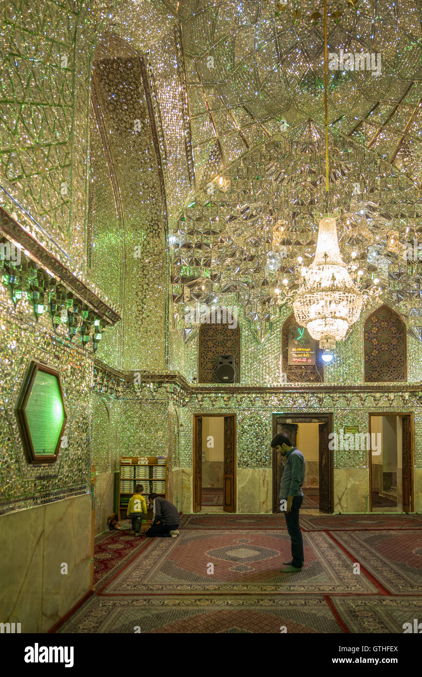 Dies ist das Grab von Emir Ali, ein Neffe von Shah Cheragh, die auch hier starben während En route nach Chorasan, Imam Reza zu helfen. Die bestehenden Schrein entstand im 19. Jahrhundert nach Erdbeben frühere Inkarnationen zerstörten und hat separate Bereiche für Männer und Frauen. Zu den Highlights gehören die auffällige bauchige Shirazi Kuppel, blendende venezianischen Spiegelarbeit, Buntglasfenster und eine komplizierte, alte Holztür. Interessant sind auch die Grabsteine rund um den Hof, für den Familien der Verstorbenen ein kleines Vermögen bezahlt. Stockfoto