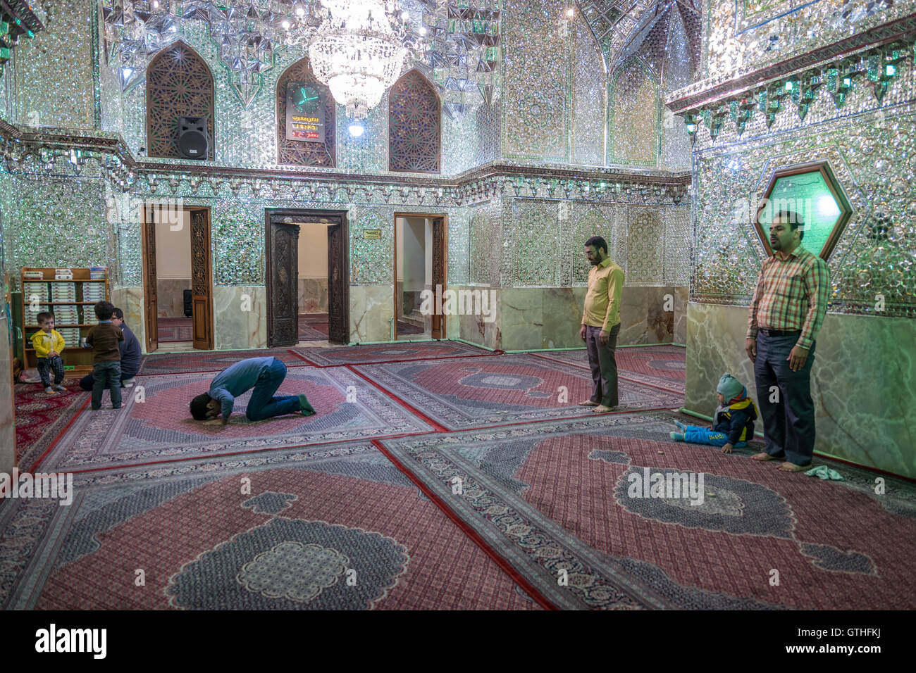 Dies ist das Grab von Emir Ali, ein Neffe von Shah Cheragh, die auch hier starben während En route nach Chorasan, Imam Reza zu helfen. Die bestehenden Schrein entstand im 19. Jahrhundert nach Erdbeben frühere Inkarnationen zerstörten und hat separate Bereiche für Männer und Frauen. Zu den Highlights gehören die auffällige bauchige Shirazi Kuppel, blendende venezianischen Spiegelarbeit, Buntglasfenster und eine komplizierte, alte Holztür. Interessant sind auch die Grabsteine rund um den Hof, für den Familien der Verstorbenen ein kleines Vermögen bezahlt. Stockfoto