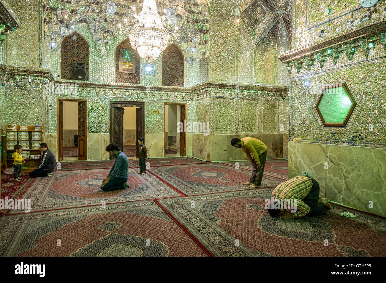 Dies ist das Grab von Emir Ali, ein Neffe von Shah Cheragh, die auch hier starben während En route nach Chorasan, Imam Reza zu helfen. Die bestehenden Schrein entstand im 19. Jahrhundert nach Erdbeben frühere Inkarnationen zerstörten und hat separate Bereiche für Männer und Frauen. Zu den Highlights gehören die auffällige bauchige Shirazi Kuppel, blendende venezianischen Spiegelarbeit, Buntglasfenster und eine komplizierte, alte Holztür. Interessant sind auch die Grabsteine rund um den Hof, für den Familien der Verstorbenen ein kleines Vermögen bezahlt. Stockfoto