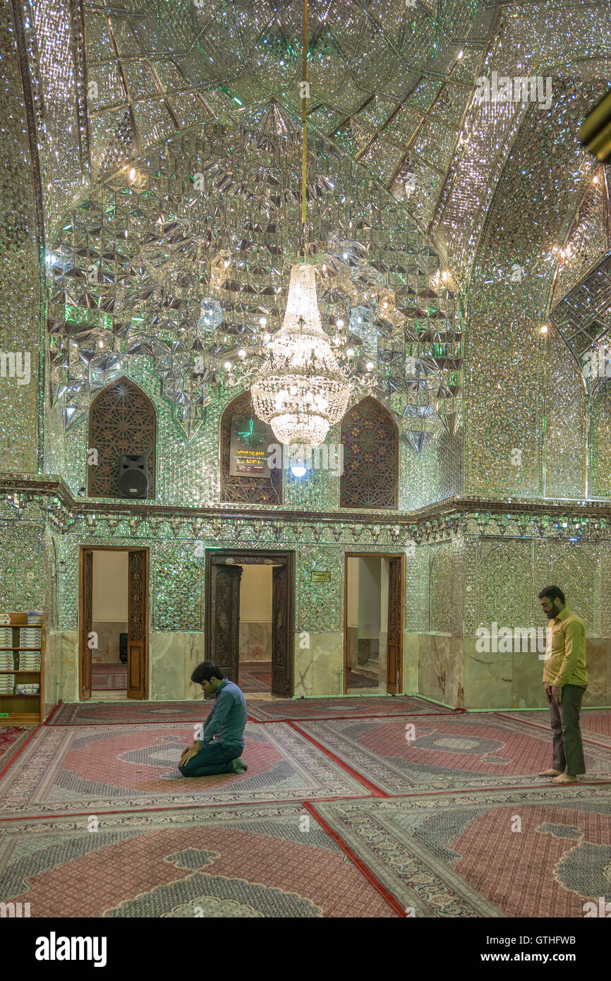 Dies ist das Grab von Emir Ali, ein Neffe von Shah Cheragh, die auch hier starben während En route nach Chorasan, Imam Reza zu helfen. Die bestehenden Schrein entstand im 19. Jahrhundert nach Erdbeben frühere Inkarnationen zerstörten und hat separate Bereiche für Männer und Frauen. Zu den Highlights gehören die auffällige bauchige Shirazi Kuppel, blendende venezianischen Spiegelarbeit, Buntglasfenster und eine komplizierte, alte Holztür. Interessant sind auch die Grabsteine rund um den Hof, für den Familien der Verstorbenen ein kleines Vermögen bezahlt. Stockfoto