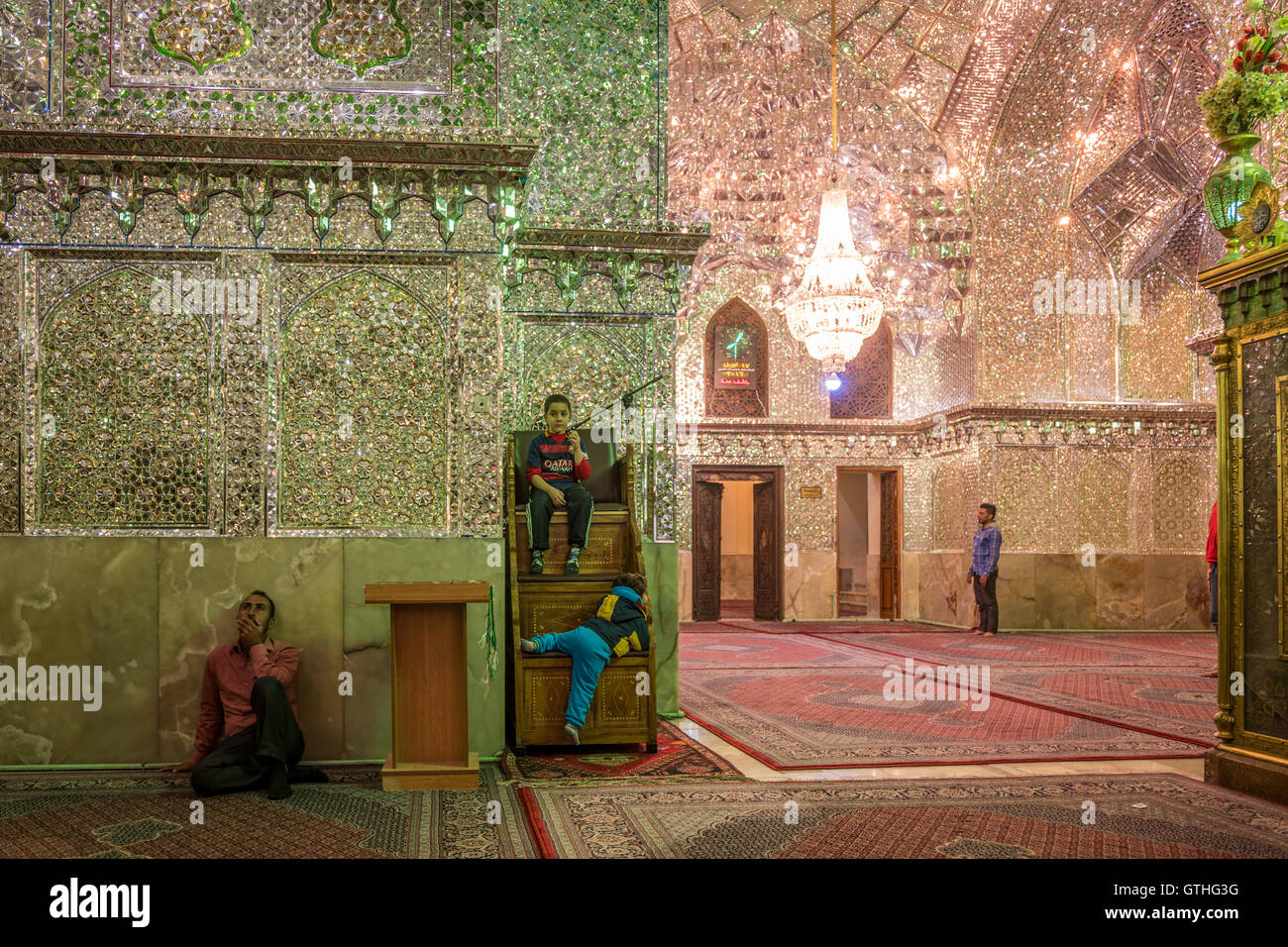 Dies ist das Grab von Emir Ali, ein Neffe von Shah Cheragh, die auch hier starben während En route nach Chorasan, Imam Reza zu helfen. Die bestehenden Schrein entstand im 19. Jahrhundert nach Erdbeben frühere Inkarnationen zerstörten und hat separate Bereiche für Männer und Frauen. Zu den Highlights gehören die auffällige bauchige Shirazi Kuppel, blendende venezianischen Spiegelarbeit, Buntglasfenster und eine komplizierte, alte Holztür. Interessant sind auch die Grabsteine rund um den Hof, für den Familien der Verstorbenen ein kleines Vermögen bezahlt. Stockfoto