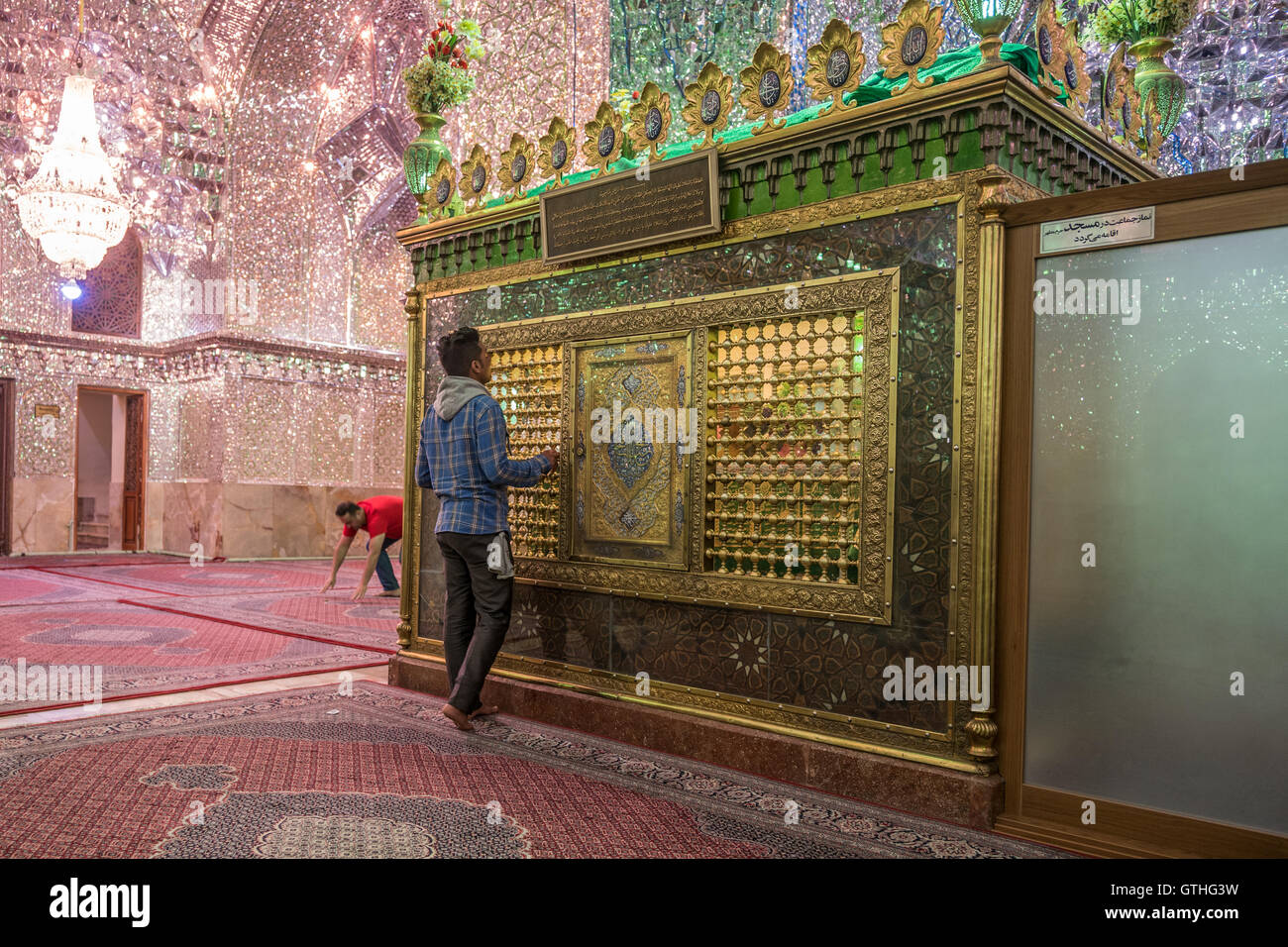 Dies ist das Grab von Emir Ali, ein Neffe von Shah Cheragh, die auch hier starben während En route nach Chorasan, Imam Reza zu helfen. Die bestehenden Schrein entstand im 19. Jahrhundert nach Erdbeben frühere Inkarnationen zerstörten und hat separate Bereiche für Männer und Frauen. Zu den Highlights gehören die auffällige bauchige Shirazi Kuppel, blendende venezianischen Spiegelarbeit, Buntglasfenster und eine komplizierte, alte Holztür. Interessant sind auch die Grabsteine rund um den Hof, für den Familien der Verstorbenen ein kleines Vermögen bezahlt. Stockfoto