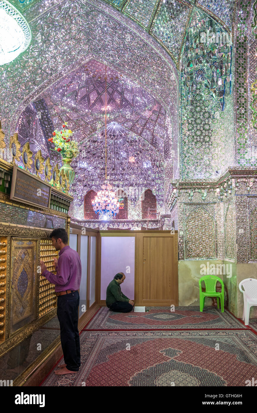 Dies ist das Grab von Emir Ali, ein Neffe von Shah Cheragh, die auch hier starben während En route nach Chorasan, Imam Reza zu helfen. Die bestehenden Schrein entstand im 19. Jahrhundert nach Erdbeben frühere Inkarnationen zerstörten und hat separate Bereiche für Männer und Frauen. Zu den Highlights gehören die auffällige bauchige Shirazi Kuppel, blendende venezianischen Spiegelarbeit, Buntglasfenster und eine komplizierte, alte Holztür. Interessant sind auch die Grabsteine rund um den Hof, für den Familien der Verstorbenen ein kleines Vermögen bezahlt. Stockfoto